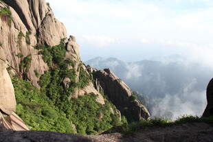 巍峨山峦云雾缭绕之景