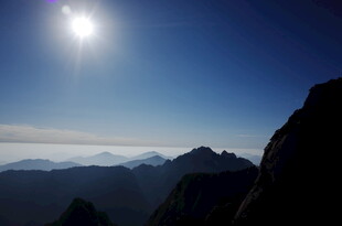 高山之巅的耀眼日光