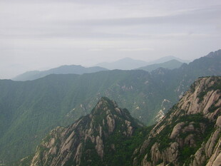 巍峨山峦壮阔美景