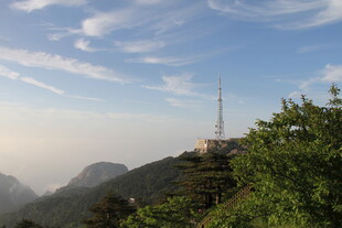 山顶风光与通信设施