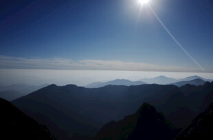 高山之巅日出壮丽景象