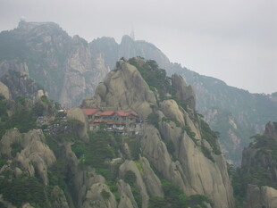 山间红顶建筑隐于奇峰间