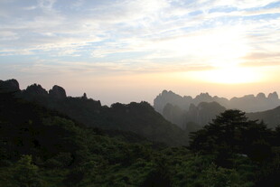 日出时分的山林壮美景色