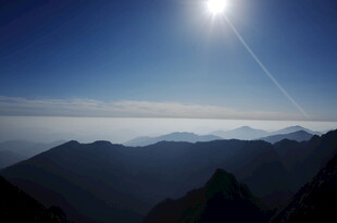 日出下的连绵山脉