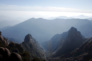 壮丽山景 云雾缭绕山峦