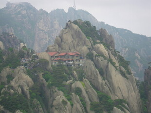 山间奇峰上的古建筑