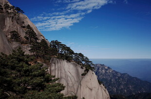 巍峨峻岭间的壮丽山景