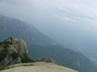 山巅远眺壮丽山峦景色