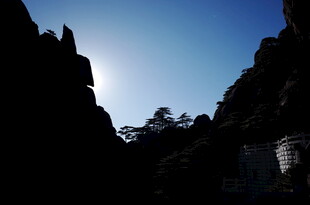 山间日出剪影景观