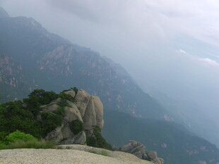 云雾缭绕的壮美山景