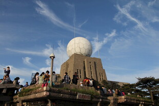 山顶雷达球旁的人群景象