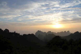 日出时分的壮丽山峦景色