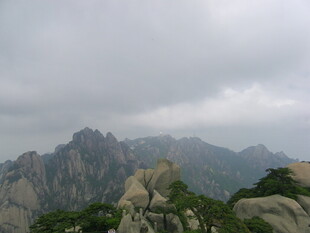 云雾缭绕的壮丽山景