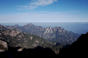 壮丽山景 云海环绕的巍峨山峦