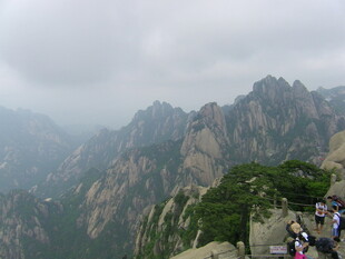 黄山美景 游人赏奇峰异景