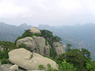 奇峰怪石的壮丽山景