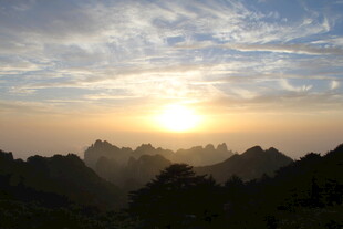 日出时分的壮丽山峦景色