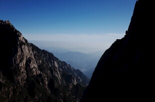 巍峨山峰俯瞰云海壮阔