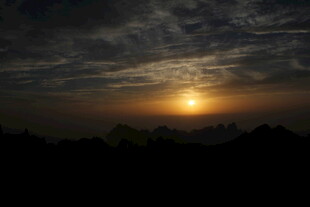 日落时分的壮丽天空景观