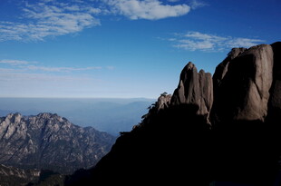 巍峨山峰映蓝天