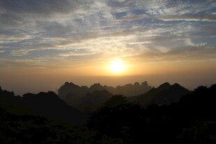 日出时分的山峦美景