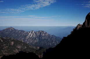 壮丽山景 蓝天白云相伴
