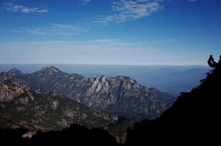 山巅远眺壮丽山河景色