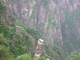 奇峰屹立于葱郁山峦间