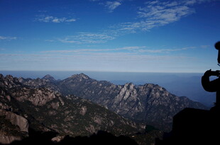 山巅远眺壮丽蓝天山脉