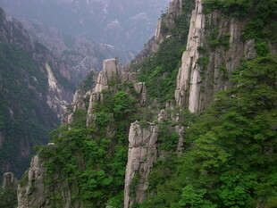 峻峭山峰绿意盎然