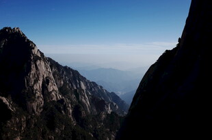 巍峨高山壮丽景致