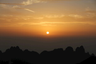 夕阳下的山峦美景
