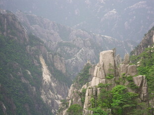 壮丽山景中的孤耸岩石