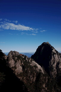 巍峨山峰与蓝天相映