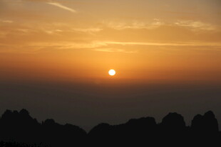 日落时分的壮丽山峦景色