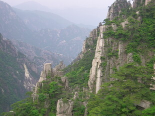 壮丽山景 绿意盎然的奇峰