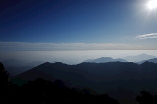 日出时分的山峦云海景观