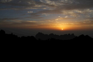 日落时分的城市天际线