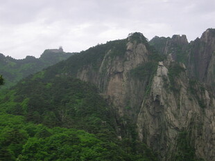 壮丽山峦绿意盎然