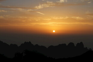 日落时分的壮丽山峦景色