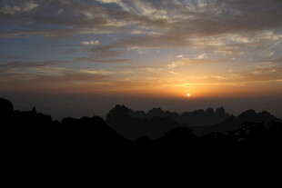 日出时分的山峦美景