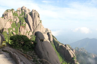 巍峨山峰景色壮丽