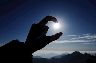 手托太阳的壮丽瞬间