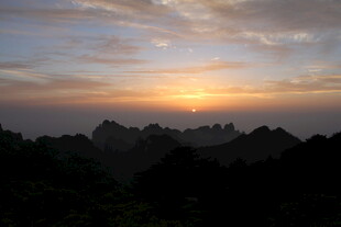日出时分的山峦美景