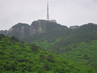 山峦绿意中的高耸信号塔