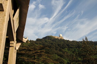 从木屋眺望山上建筑与蓝天