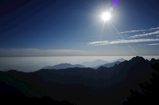 高山之巅的壮丽日出景象