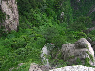 山间绿意盎然的岩石景观