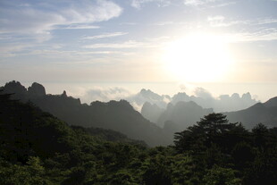 日出群山间壮美景观