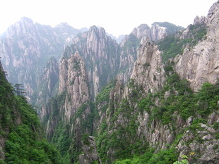 壮丽巍峨的山峰景观